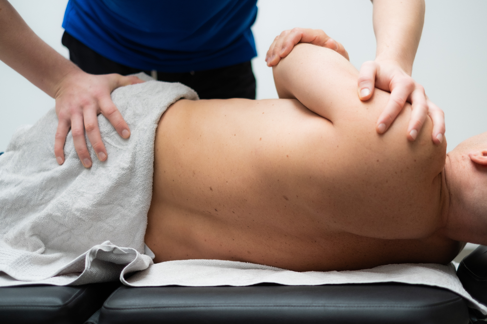 Fysioterapeut veileder pasient i rehabiliteringsøvelse ved CorOptima