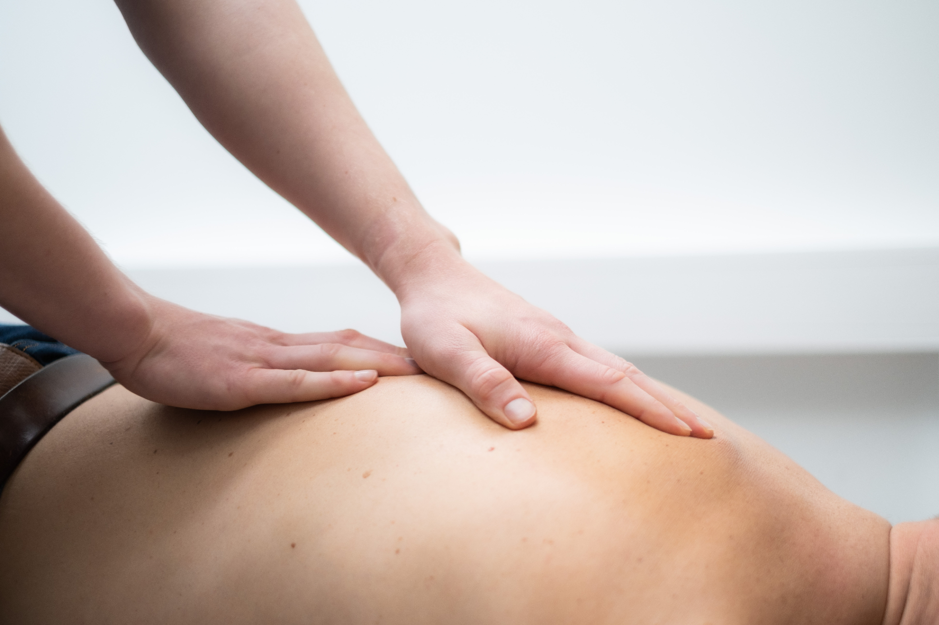 Behandler utfører presis manuell behandling av rygg ved CorOptima klinikk